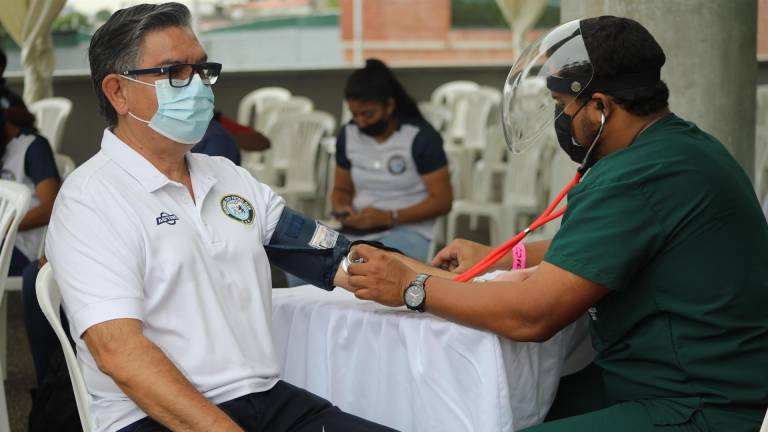 Futbolistas, árbitros y otros se vacunan contra la COVID en Ecuador