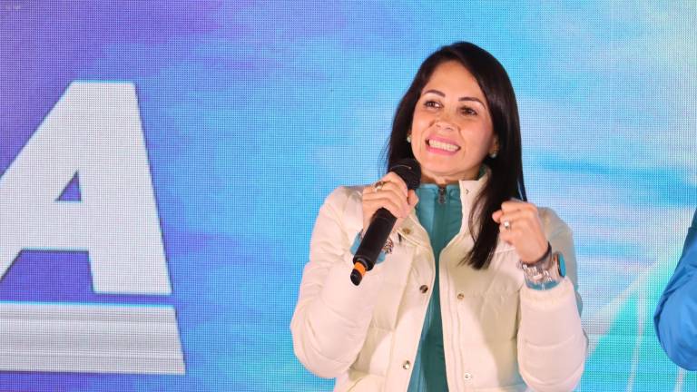 La candidata Luisa González se pronuncia ante simpatizantes mientras lidera el conteo de votos por las elecciones