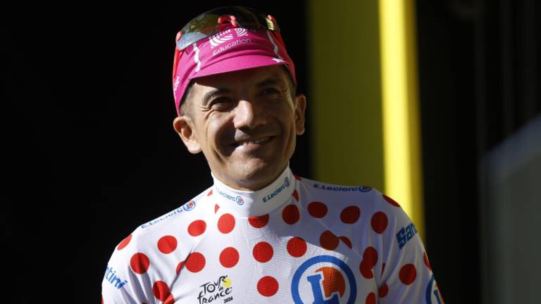 Richard Carapaz, del equipo EF Education, celebra en el podio luciendo el maillot de lunares de mejor escalador.