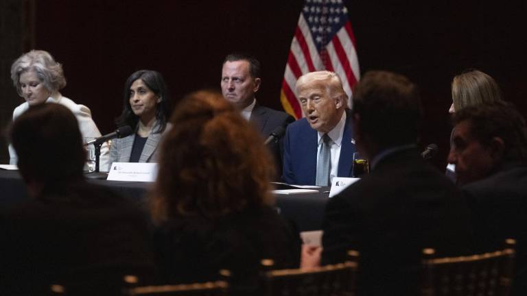El presidente de los Estados Unidos, Donald Trump (centro), preside una reunión de gabinete.