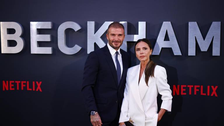 El ex futbolista británico David Beckham y su esposa, la diseñadora de moda británica Victoria Beckham, asisten al estreno de 'Beckham' en el Curzon Mayfair, Londres, Gran Bretaña.