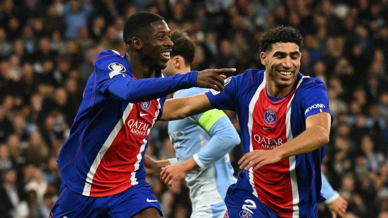 Ousmane Dembele celebrando la anotación del PSG junto a Achraf Hakimi.
