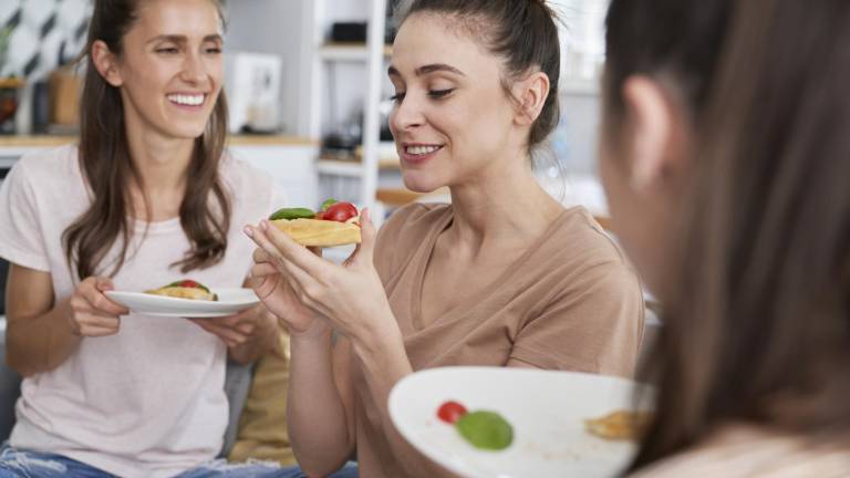 Las proteínas y grasas buenas son esenciales para la producción hormonal y para reparar la mucosa intestinal.