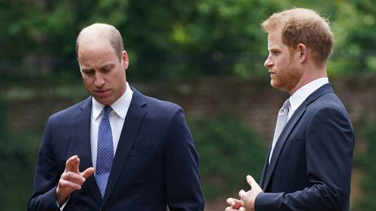 Familia real británica lanza críticas a la BBC por documental sobre príncipes Enrique y Guillermo