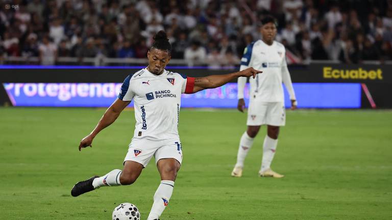 José Quintero lanzando un centro en el último partido de Liga de Quito que fue ante Barcelona SC.
