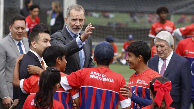 Rey Felipe VI visita una escuela de fútbol para niños del Atlético de Madrid en Cuenca junto a Daniel Noboa
