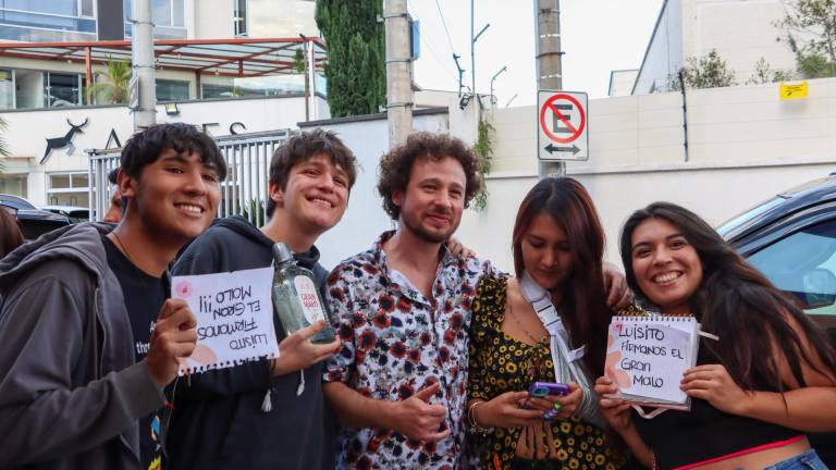 El mexicano Luisito Comunica (c), el youtuber de habla hispana con más seguidores actualmente, posa junto a sus seguidores a su llegada este lunes, a una rueda de prensa en Quito (Ecuador).