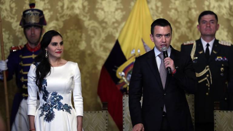 El presidente de Ecuador, Daniel Noboa (d), junto a la vicepresidenta, Verónica Abad (i), habla durante el acto de nombramiento de su Gabinete.