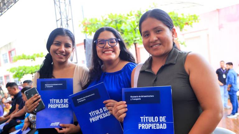 La entrega de títulos es parte del programa 'Creamos Patrimonio'.