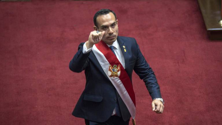 El nuevo presidente de Perú lidera operativos en varias cárceles para 'golpear el crimen'