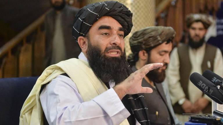 Talibanes prohíben a los afganos ir al aeropuerto y hacen exigencias a EE.UU.; se filtra reunión secreta con la CIA