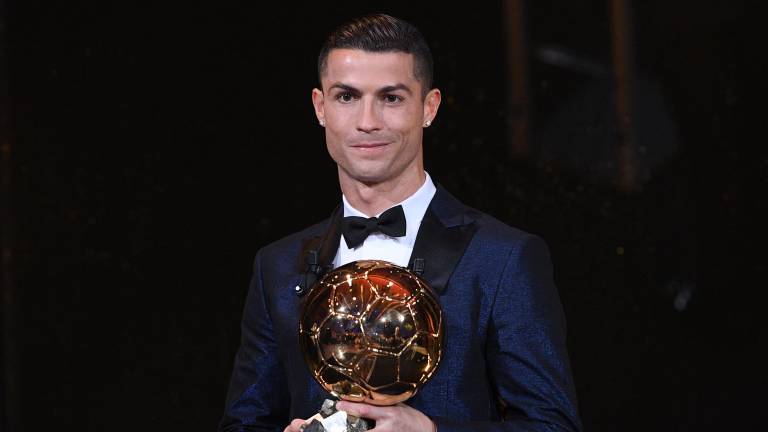 Cristiano Ronaldo posando con el trofeo del Balón de Oro 2017 de France Football.