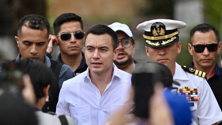 El presidente de Ecuador, Daniel Noboa (C), llega al Festival de la Independencia de Guayaquil en el Centro Cívico de Guayaquil, Ecuador, el 8 de octubre de 2025.