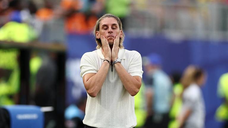 El seleccionador argentino de Ecuador, Sebastián Beccacece, reacciona en la banda durante el partido del Grupo E del Mundial 2026 entre Costa de Marfil y Ecuador.