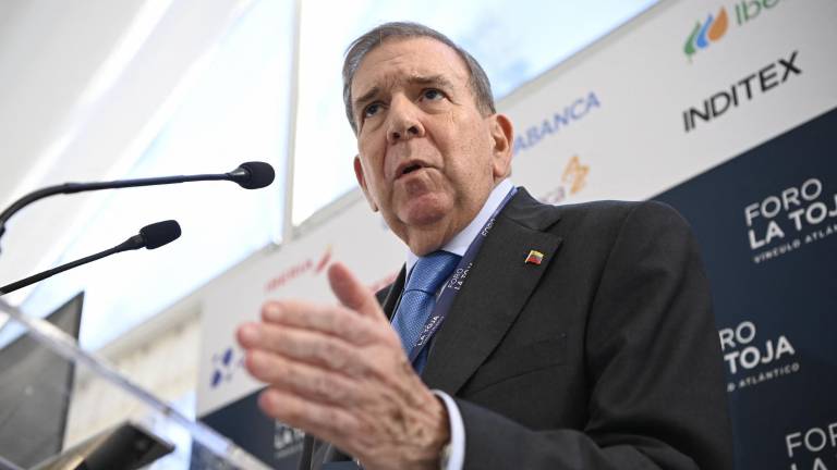 Edmundo González Urrutia viaja a Argentina mientras Venezuela ofrece USD 100.000 por su captura