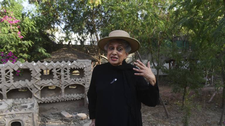 En esta imagen tomada el 4 de mayo de 2023, la arquitecta Yasmeen Lari, directora de la Heritage Foundation of Pakistan, habla durante una entrevista con AFP en su jardín en Karachi.
