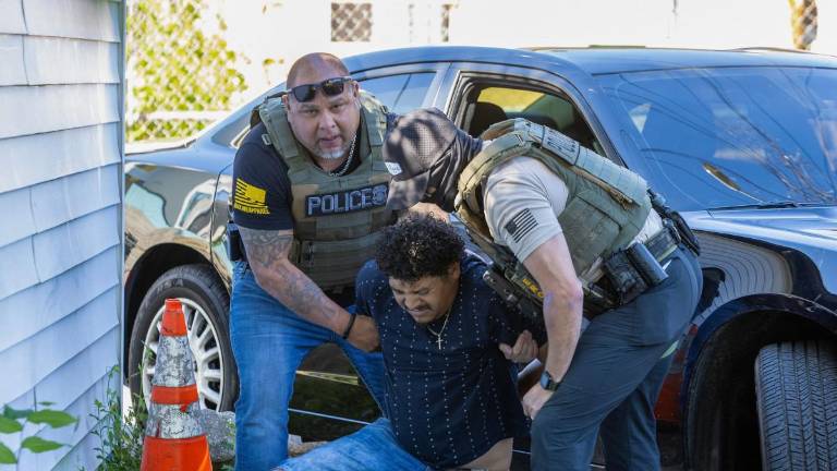 Ecuador podría recibir hasta 300 deportados al año desde Estados Unidos, confirma Canciller