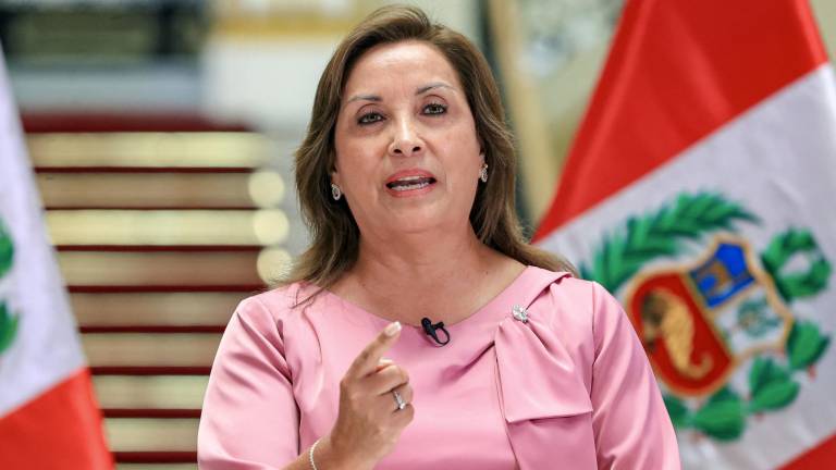 Esta fotografía difundida por la oficina de prensa de la Presidencia del Perú muestra a la presidenta del Perú, Dina Boluarte, durante un mensaje a la nación en el Palacio de Gobierno.