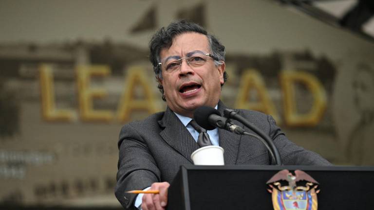 El presidente de Colombia, Gustavo Petro, pronuncia un discurso ante el ministro de Defensa, el general Pedro Sánchez.