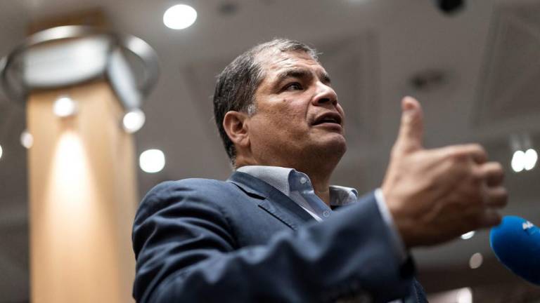 Charla de Correa en Francia genera polémica: Ecuador habría enviado carta para expresar su queja