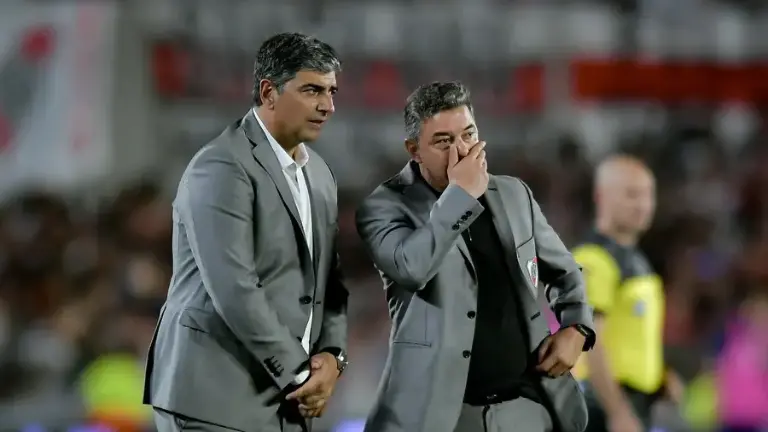 Matías Biscay junto a Marcelo Gallardo en River Plate.
