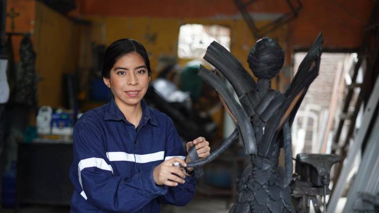 Obras de arte realizadas con llantas usadas se exponen en Guayaquil