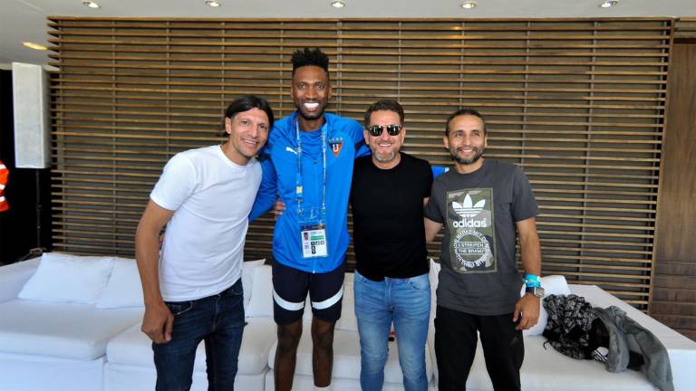 Los jugadores históricos Enrique Vera, Patricio Urrutia y Paúl Ambrosi visitaron a la delegación de Liga de Quito en Uruguay, en la que está Alexander Domínguez, quien también fue campeón en la Copa Sudamericana.