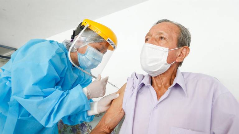 ¿Dónde pueden tener su tercera dosis contra la covid-19 los adultos mayores en Quito y Guayaquil?