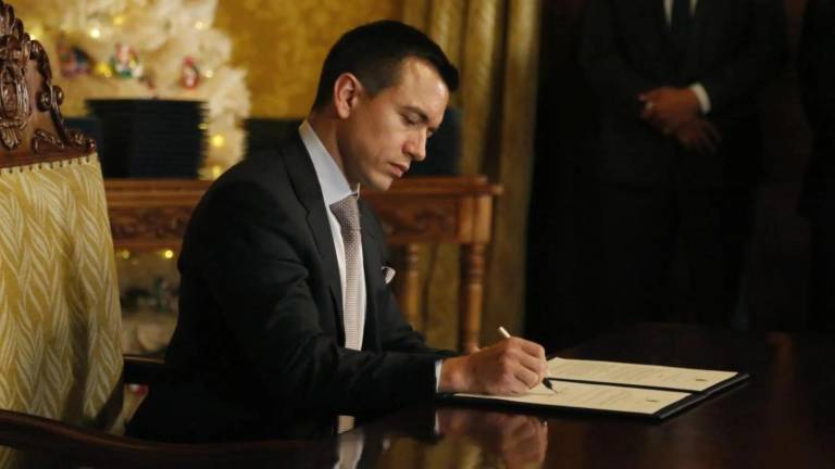 Fotografía rederencial del mandatario de Ecuador, Daniel Noboa, firmando un decreto.