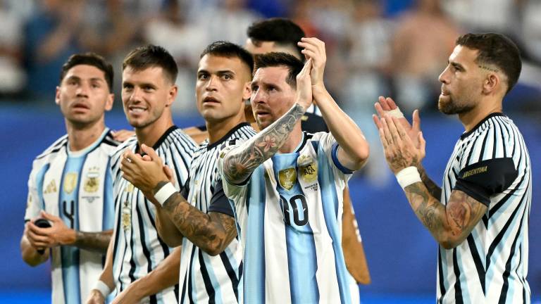 Lionel Messi celebra junto a sus compañeros tras ganar el partido de dieciseisavos de final de la Copa Mundial de 2026 entre Argentina y Cabo Verde.