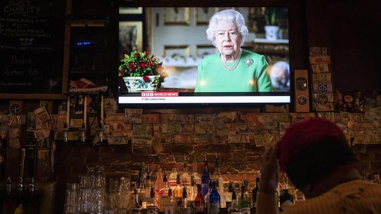 Isabel II hizo frente durante su reinado a varias crisis que sacudieron a la monarquía.