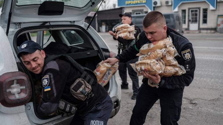 Pasar entre las bombas en Ucrania para llevarle pan a los que no quieren irse