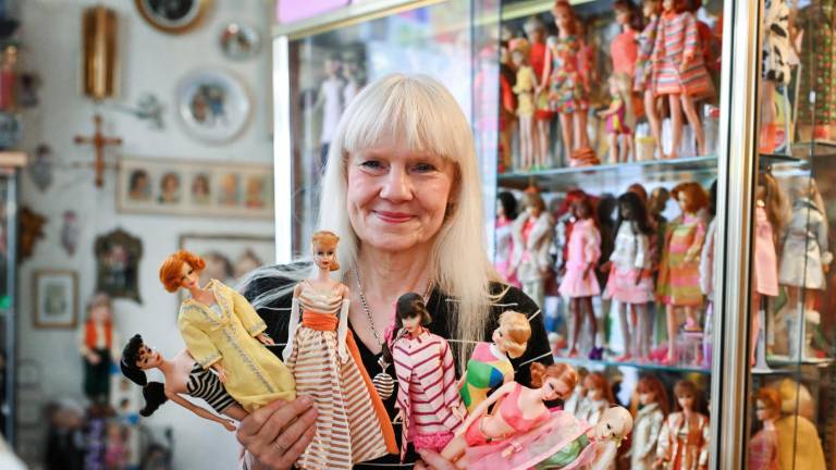 La coleccionista de Barbie, Bettina Dorfmann, muestra algunas de sus raras Barbies en su clínica Barbie en Düsseldorf, en el oeste de Alemania