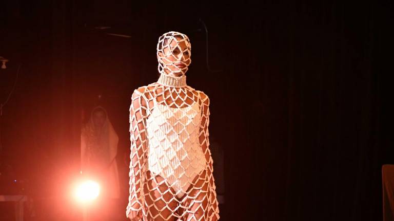 Vestido de red de la diseñadora Ana Andrade presentado en la exposición en movimiento de la primera edición de Weya.