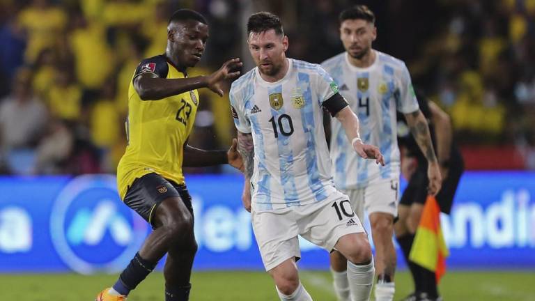 FIFA multa a Ecuador por invadir la cancha y demorar el inicio del partido frente a Argentina en Guayaquil