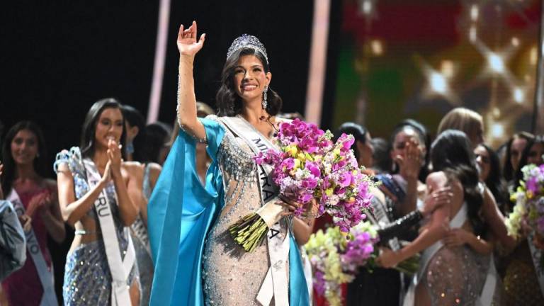 La recién coronada Miss Universo 2023, Sheynnis Palacios de Nicaragua, saluda tras ganar la 72ª edición del certamen Miss Universo.