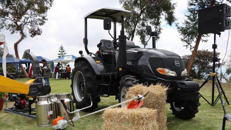 Con maquinaria se busca impulsar al sector agropecuario