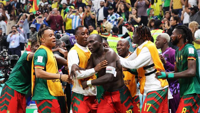 Jugadores de Camerún celebran el gol contra Brasil.