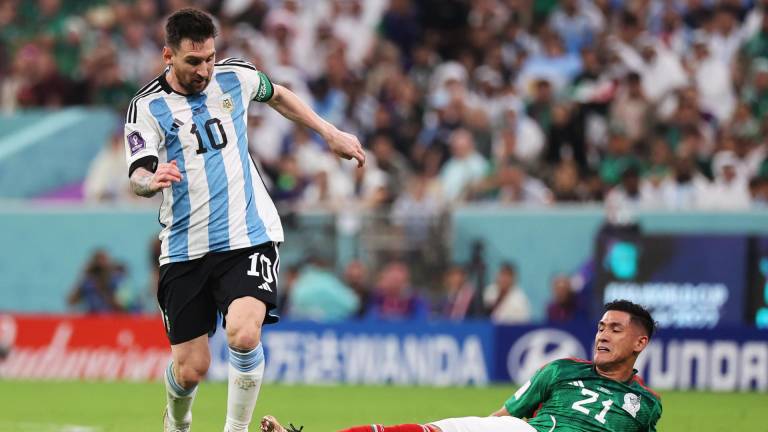 Lionel Messi se desprende de la marca de Uriel Antuna en medio del partido de Argentina contra México.