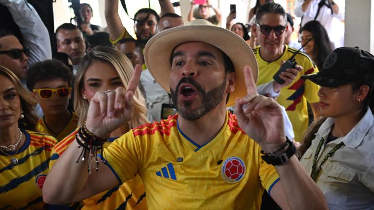 De la Espriella habla con la prensa en un colegio electoral durante la segunda vuelta de las elecciones presidenciales en Barranquilla, Colombia, el 21 de junio de 2026.