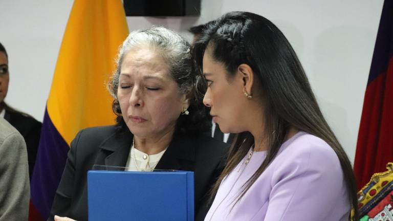 Patricia Ochoa (izquierda) sostiene el ansiado informe sobre la muerte de su esposo.