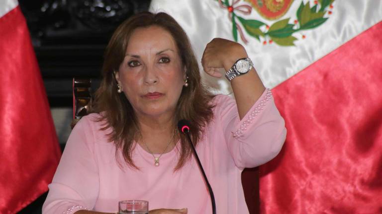 Presidenta de Perú afirma que los relojes de lujo que usó y generaron polémica eran prestados