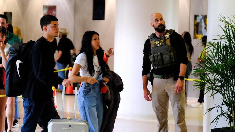 Estados Unidos ordena el despliegue de agentes de inmigración a catorce aeropuertos