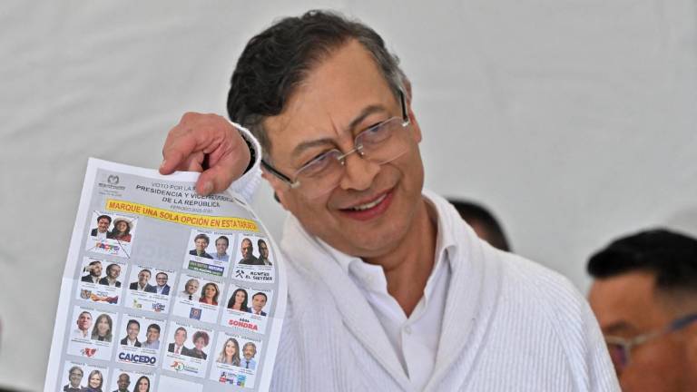 El presidente de Colombia, Gustavo Petro, mostrando la papeleta de candidatos presidenciales.