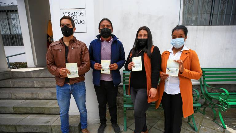 España entrega los primeros visados a jornaleros ecuatorianos del campo