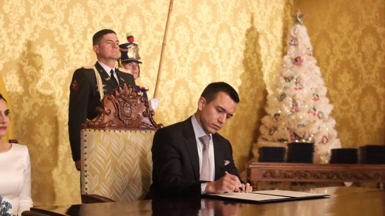 Fotografía del presidente de Ecuador, Daniel Noboa, firmando decretos durante su primer día en funciones.
