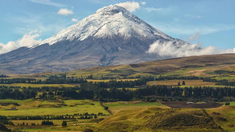 Instituto Geofísico advierte sobre riesgos asociados a una posible erupción del volcán Cotopaxi