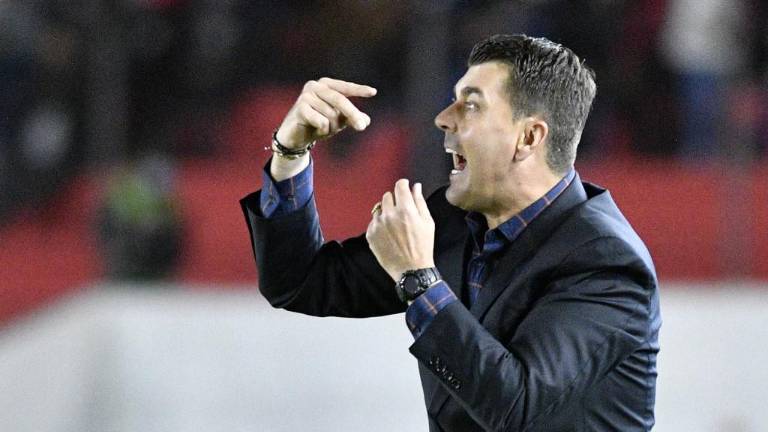 Multan a Emelec por pancarta exhibida en el Capwell contra el técnico Ismael Rescalvo