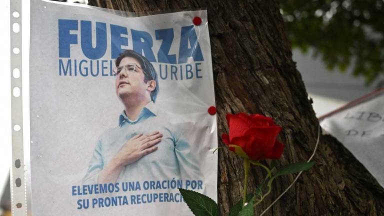 Varios de los simpatizantes de Miguel Uribe Turbay se han reunido para rezar por su salud.