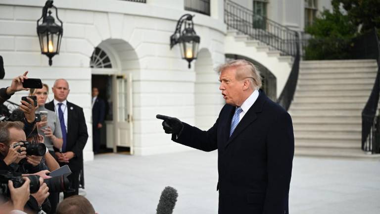 Juez ordena a la Casa Blanca restituir el acceso a CNN, MS NOW y Politico, pero Trump mantiene el veto